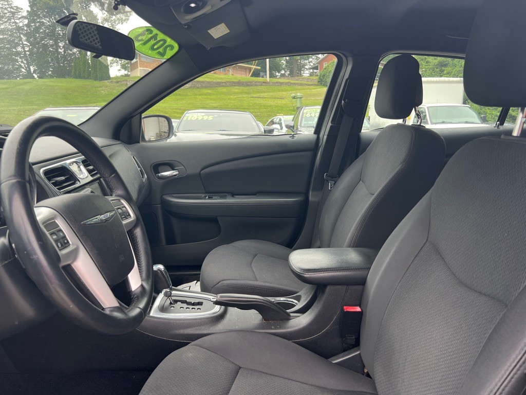 2013 Chrysler 200 Image 11