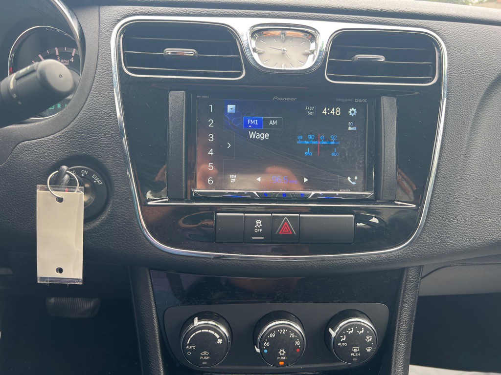2013 Chrysler 200 Image 15
