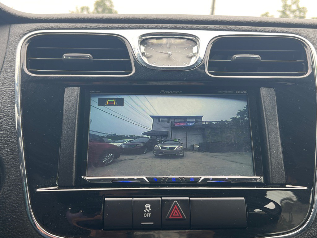 2013 Chrysler 200 Image 16