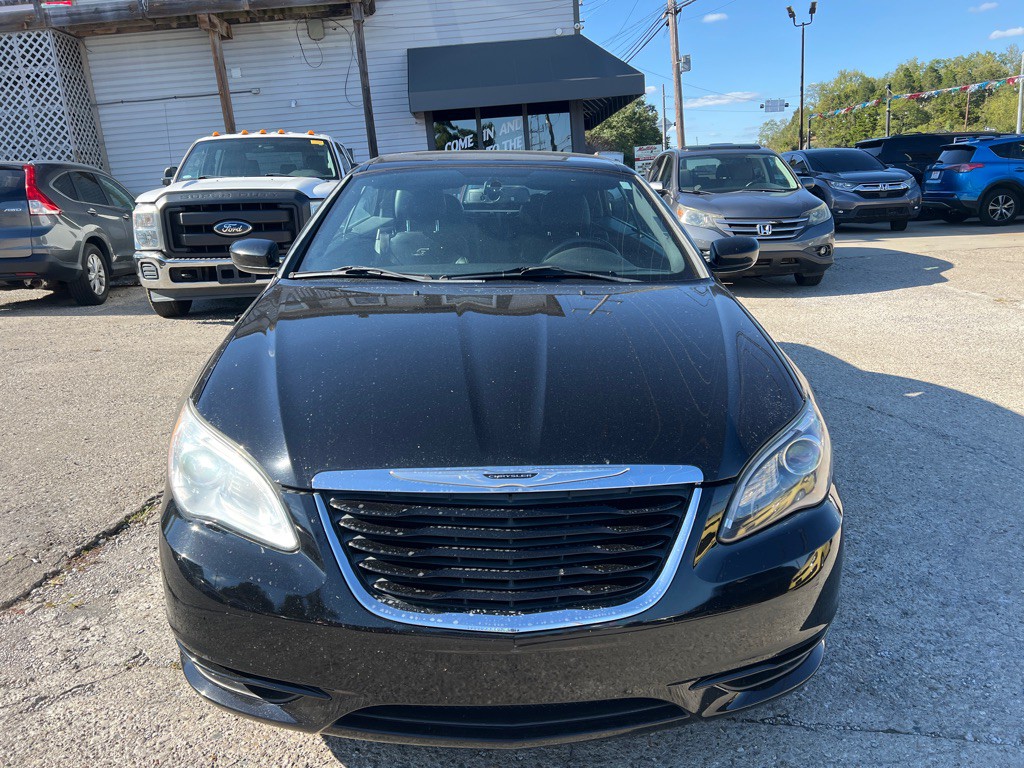 2011 Chrysler 200 Image 2
