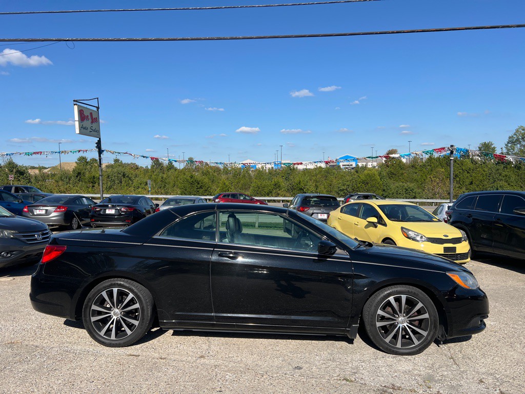 2011 Chrysler 200 Image 4