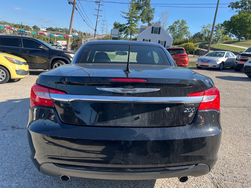 2011 Chrysler 200 Image 6