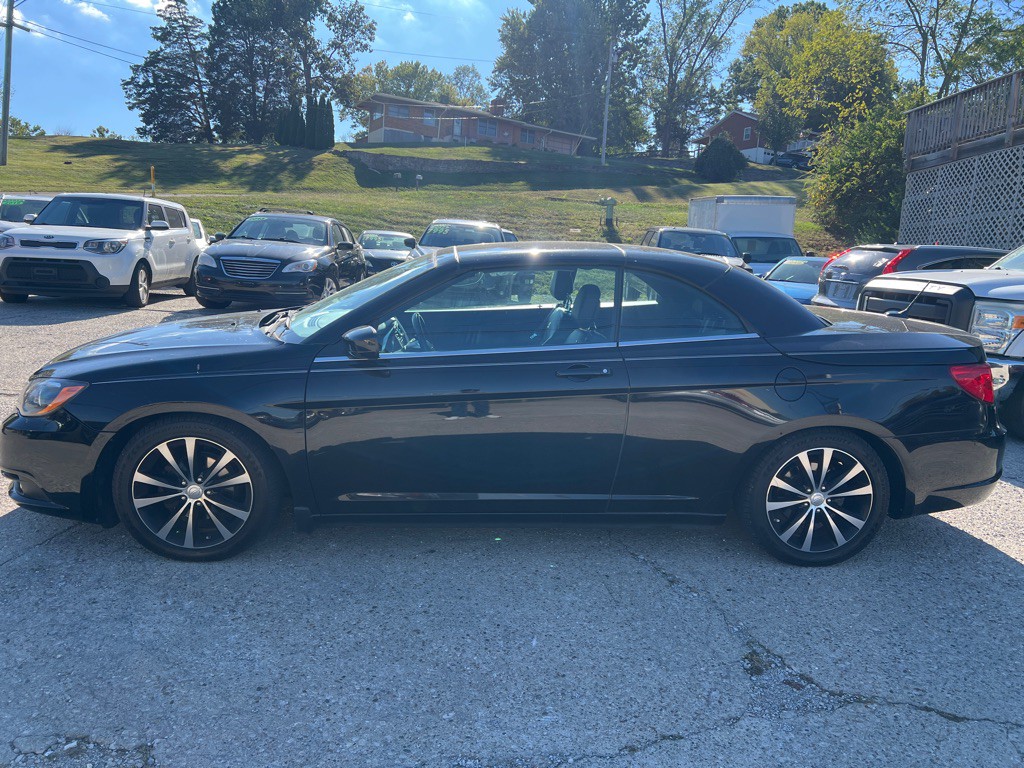 2011 Chrysler 200 Image 8