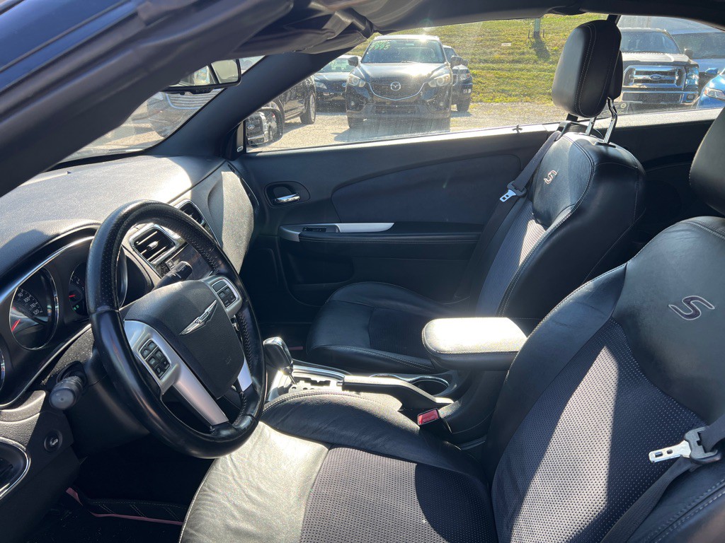 2011 Chrysler 200 Image 10