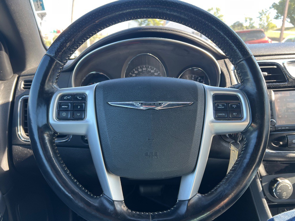 2011 Chrysler 200 Image 12