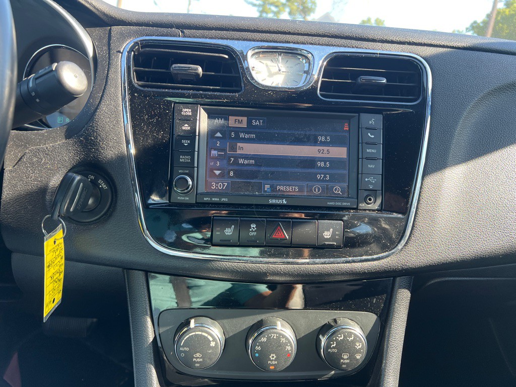 2011 Chrysler 200 Image 14