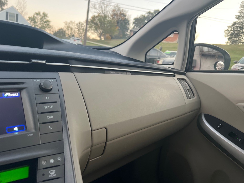 2013 Toyota Prius Image 16