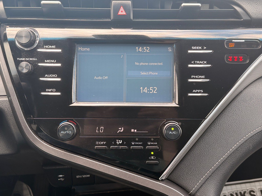 2018 Toyota Camry Image 17