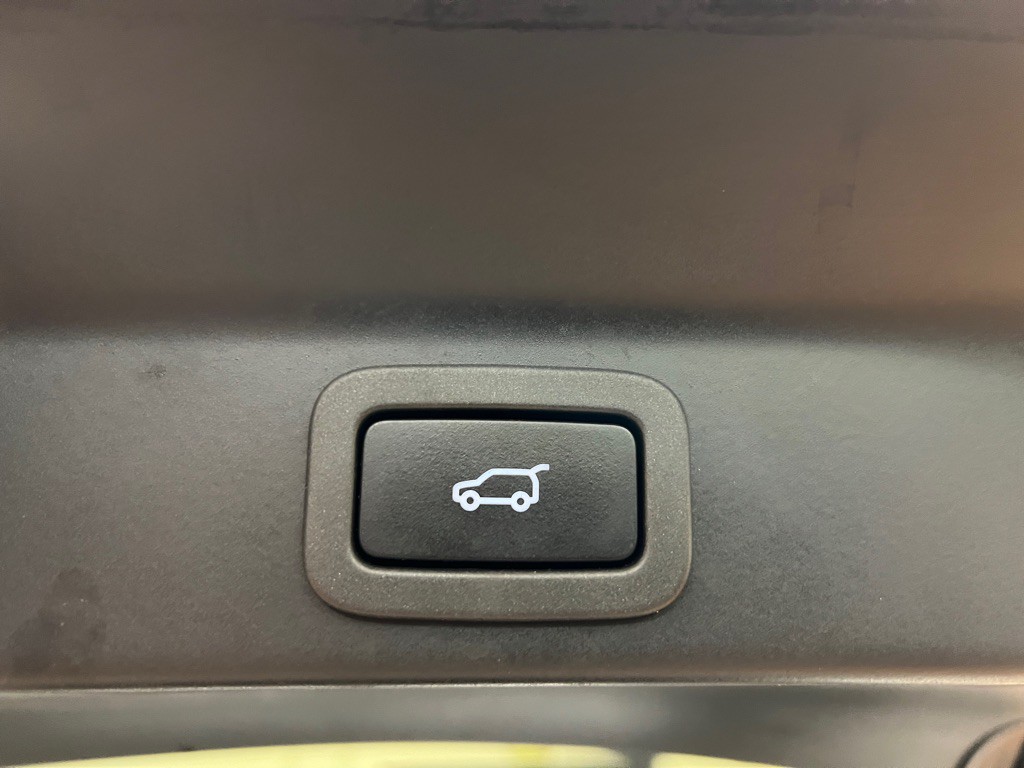 2020 Jaguar F-PACE Image 16
