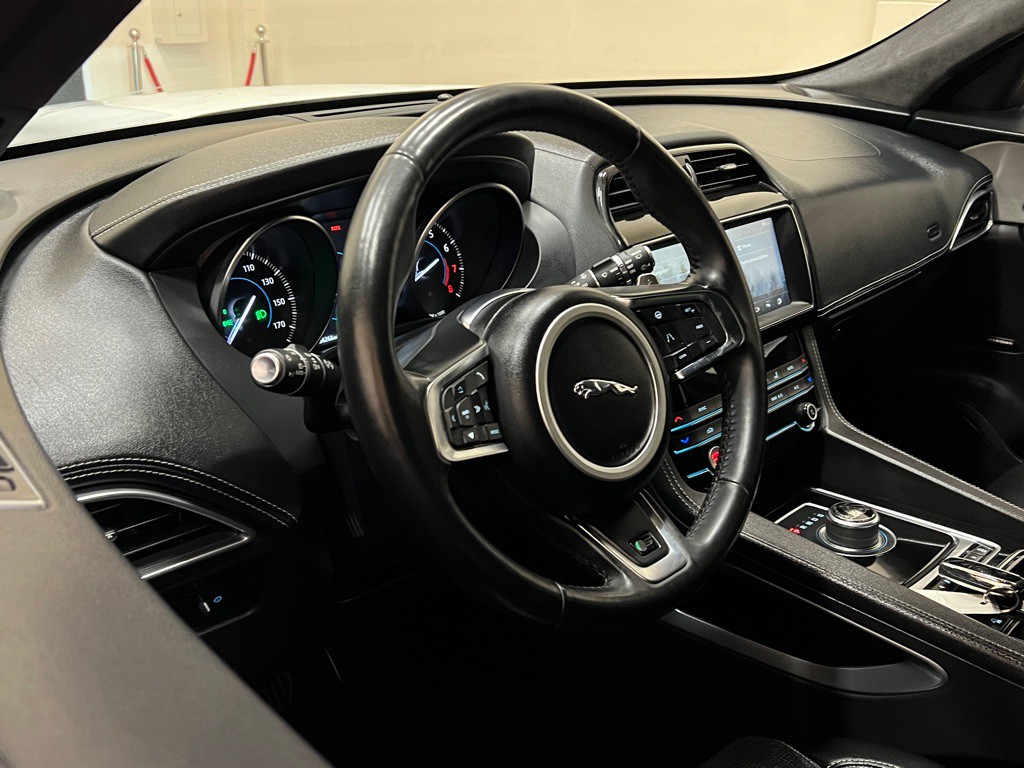 2020 Jaguar F-PACE Image 17