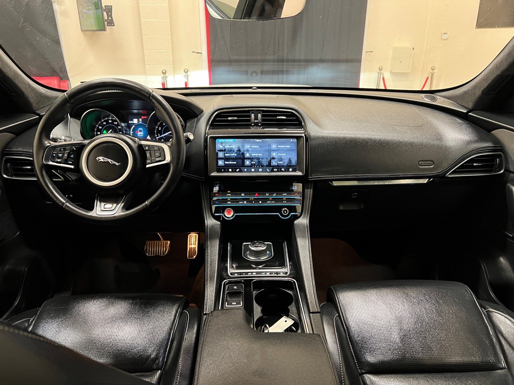2020 Jaguar F-PACE Image 18