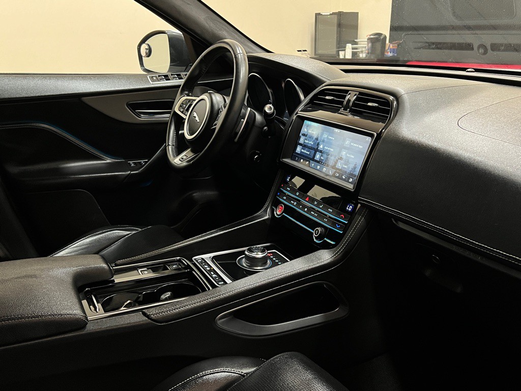 2020 Jaguar F-PACE Image 19