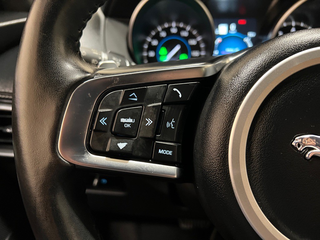 2020 Jaguar F-PACE Image 25