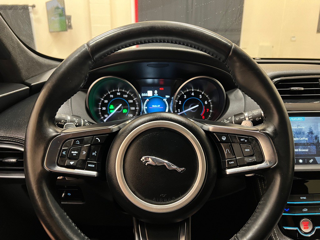 2020 Jaguar F-PACE Image 26