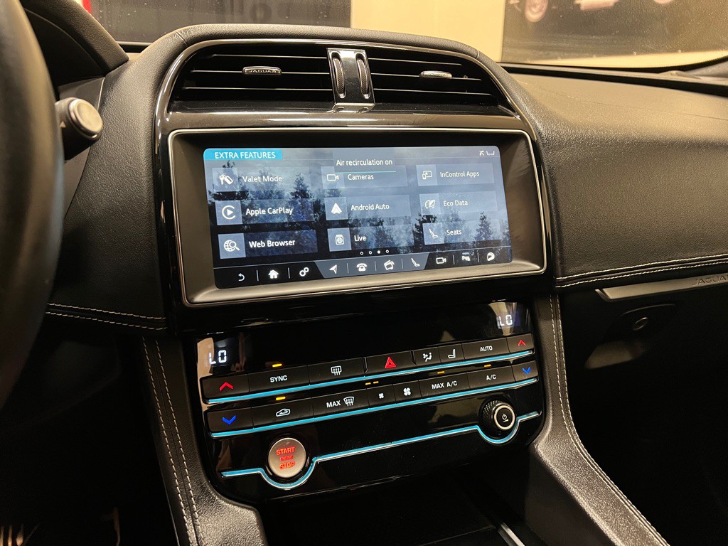2020 Jaguar F-PACE Image 30