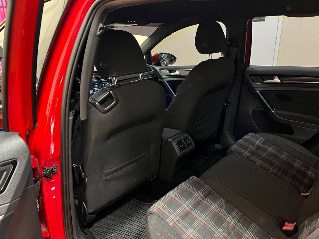 2016 Volkswagen GTI Image 30