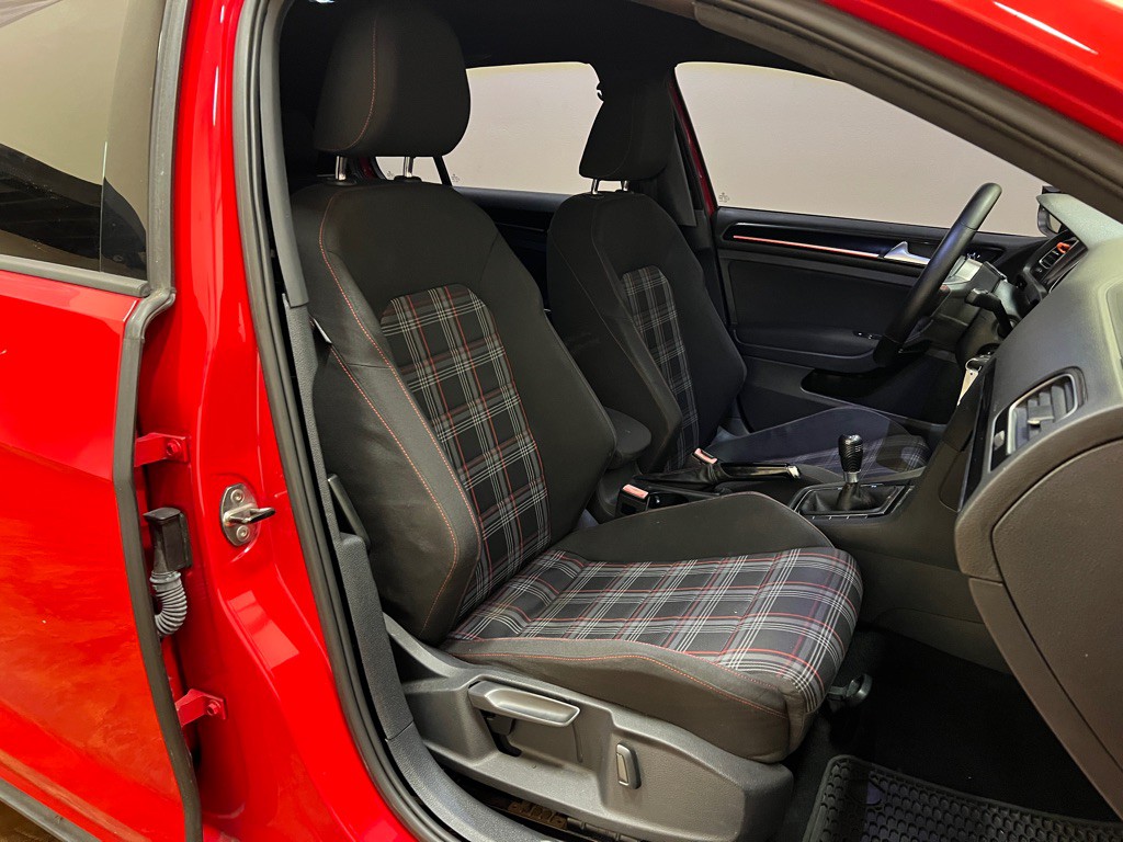 2016 Volkswagen GTI Image 34