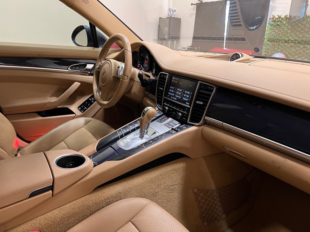 2014 Porsche Panamera Image 18