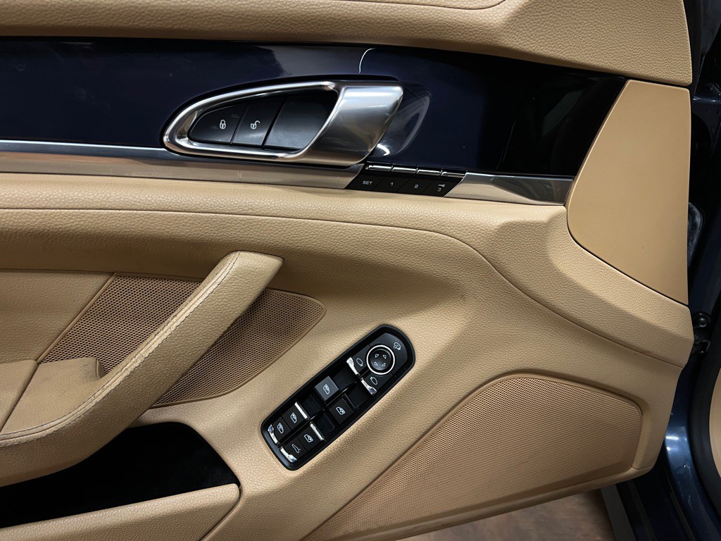 2014 Porsche Panamera Image 20