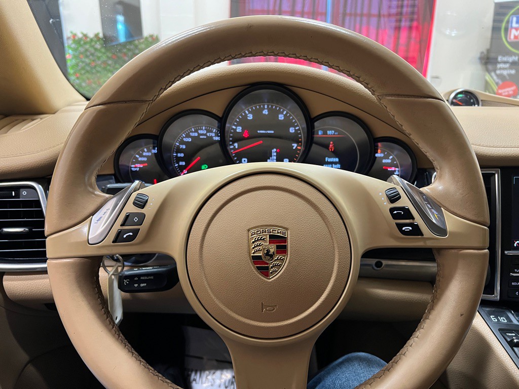 2014 Porsche Panamera Image 24