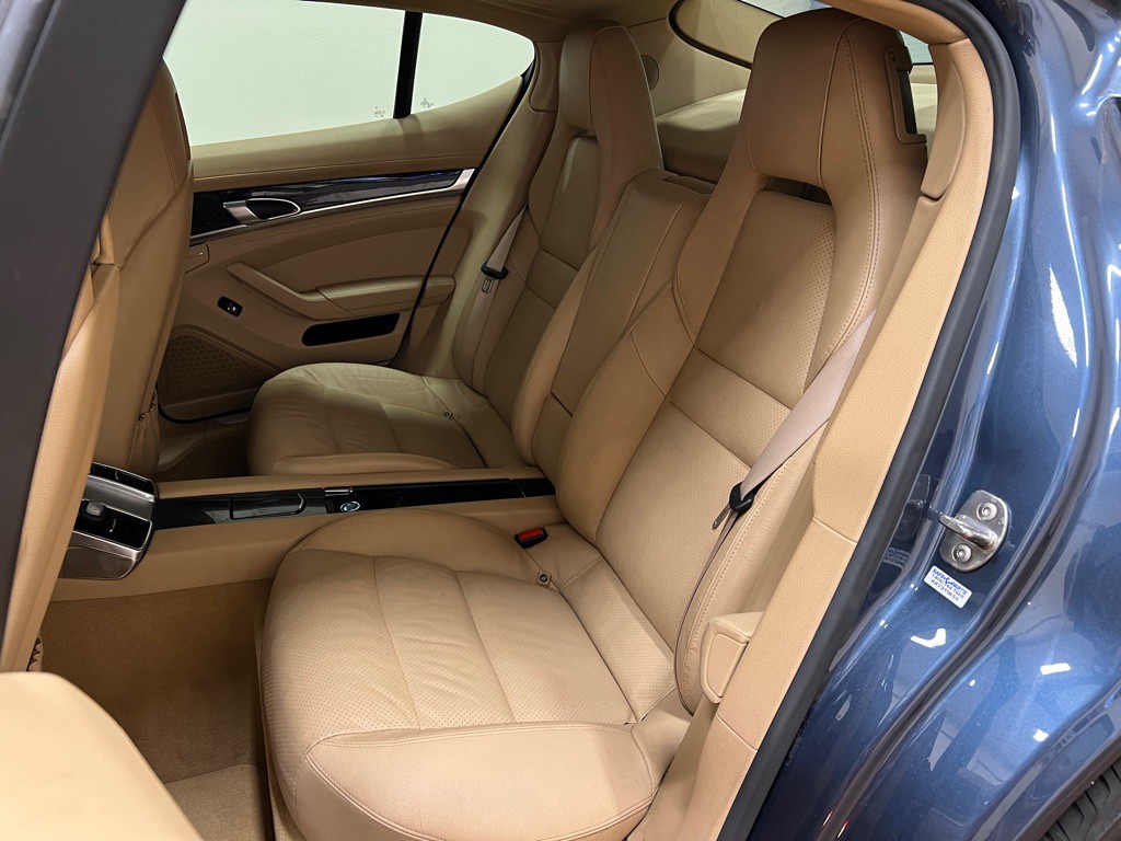 2014 Porsche Panamera Image 32