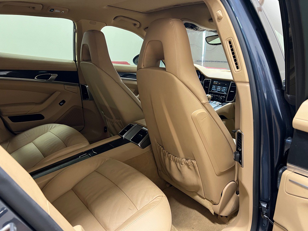 2014 Porsche Panamera Image 34