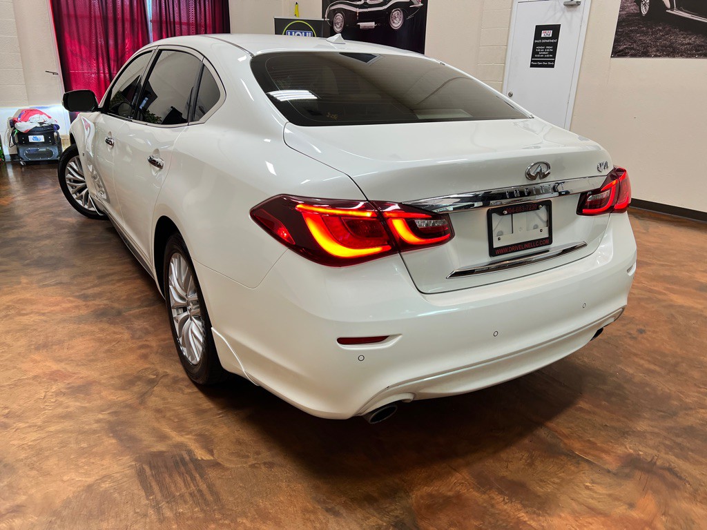 2016 INFINITI Q70 Image 2