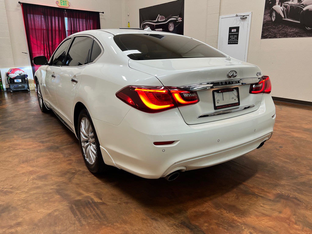 2016 INFINITI Q70 Image 8