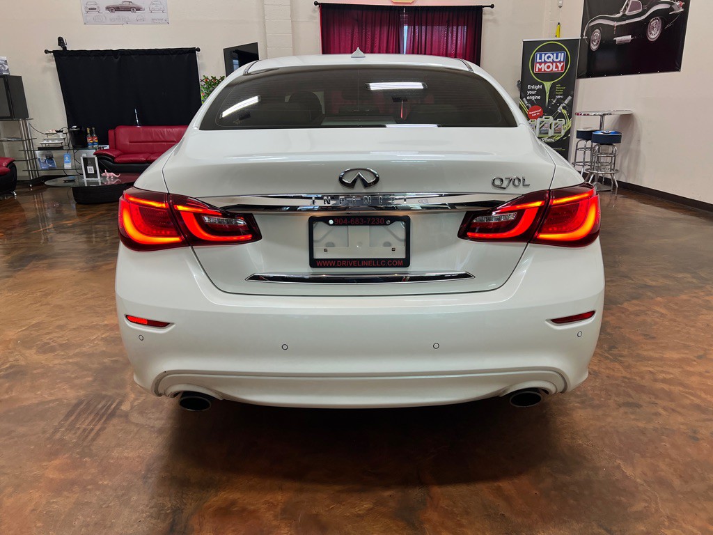 2016 INFINITI Q70 Image 9