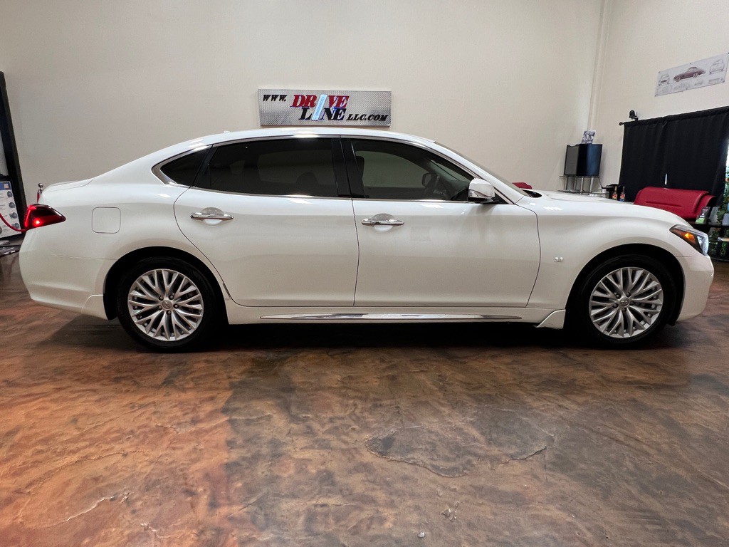 2016 INFINITI Q70 Image 11