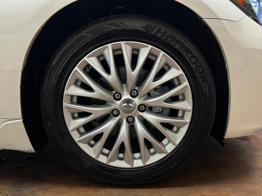 2016 INFINITI Q70 Image 12