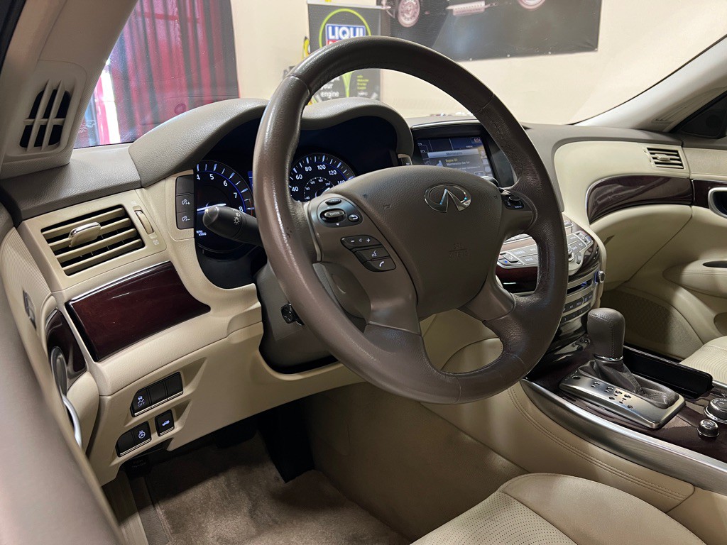 2016 INFINITI Q70 Image 14