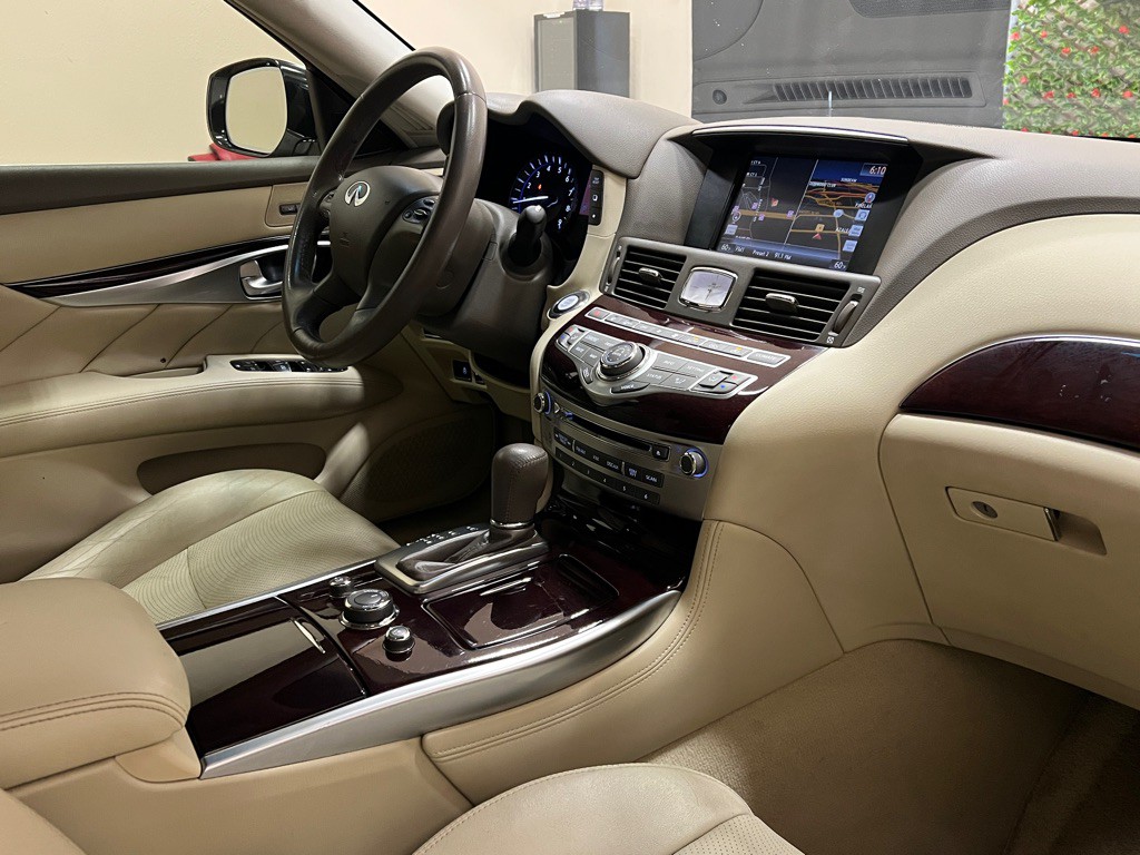 2016 INFINITI Q70 Image 16