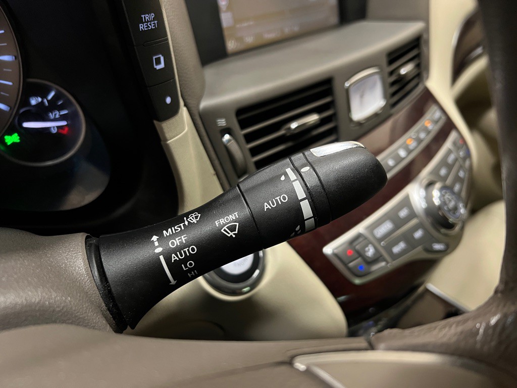 2016 INFINITI Q70 Image 22