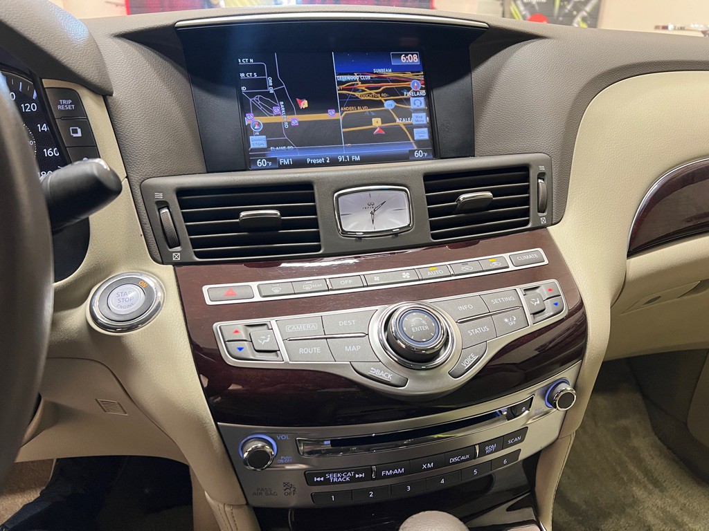 2016 INFINITI Q70 Image 23