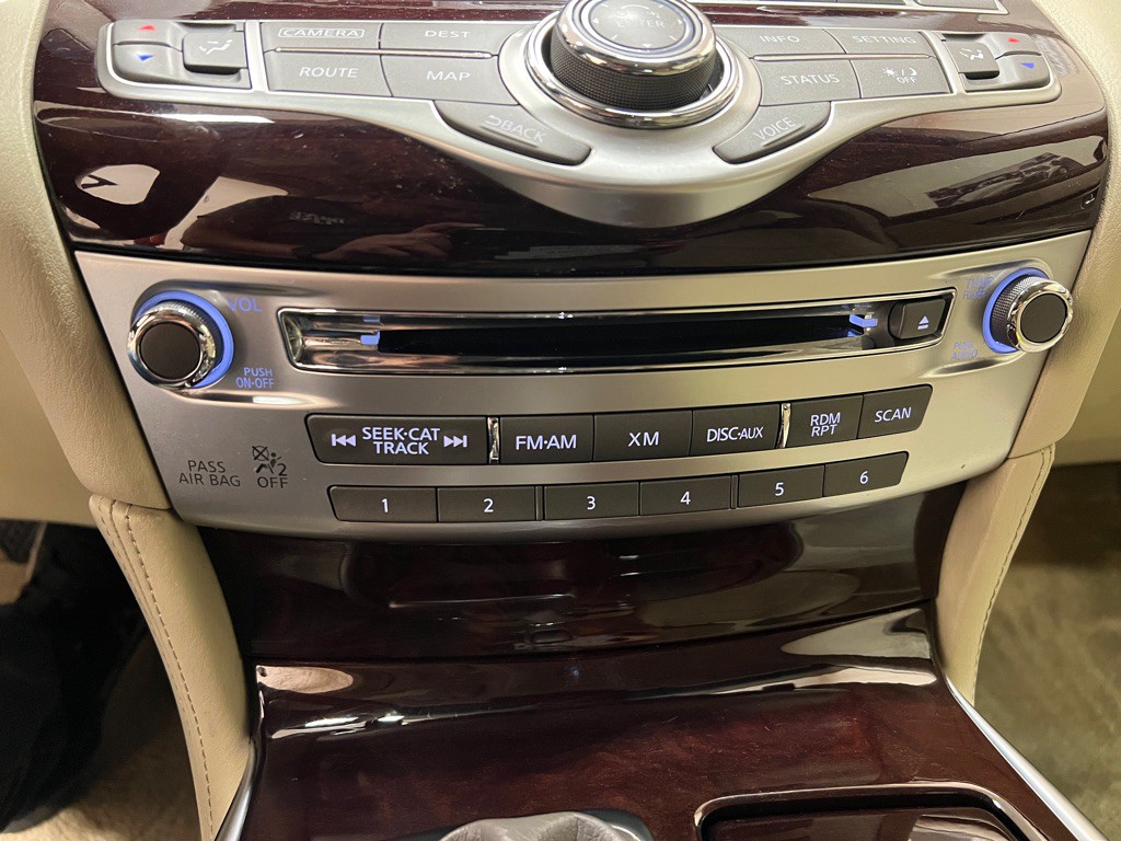2016 INFINITI Q70 Image 27