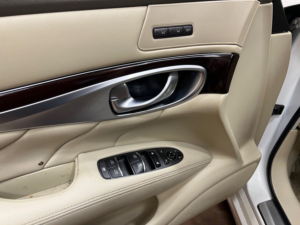 2016 INFINITI Q70 Image 30