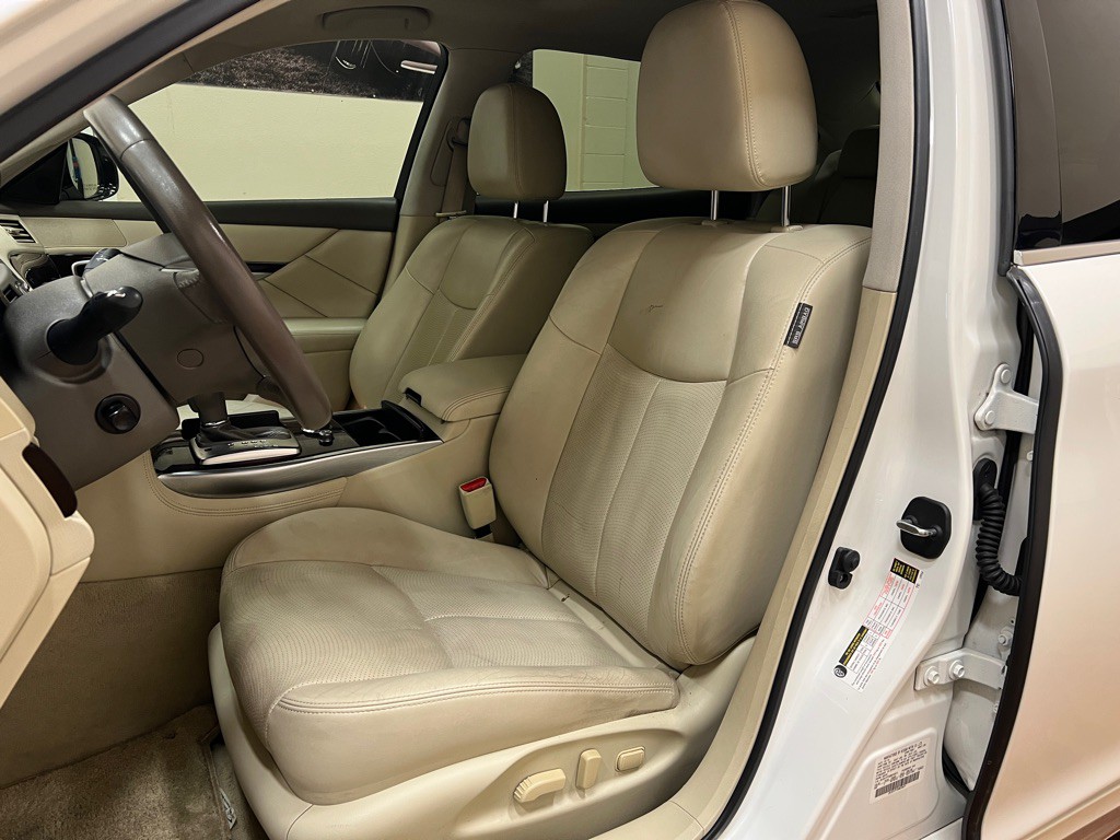 2016 INFINITI Q70 Image 32