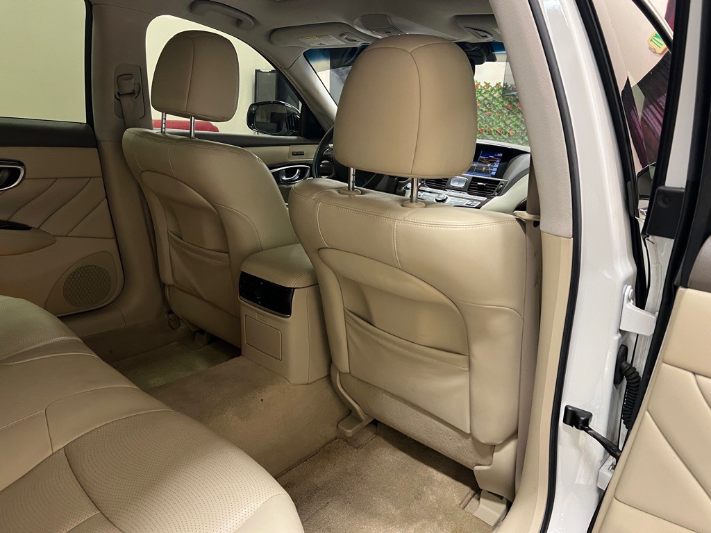 2016 INFINITI Q70 Image 35