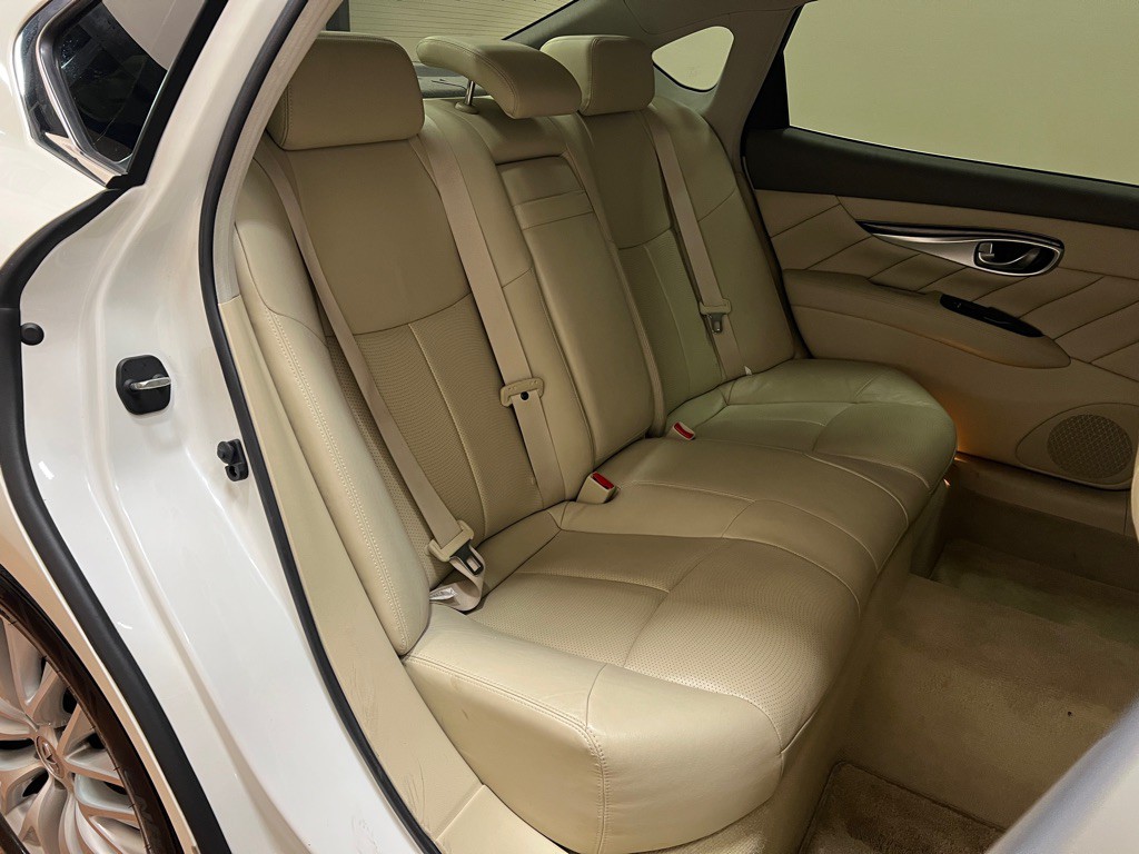 2016 INFINITI Q70 Image 36