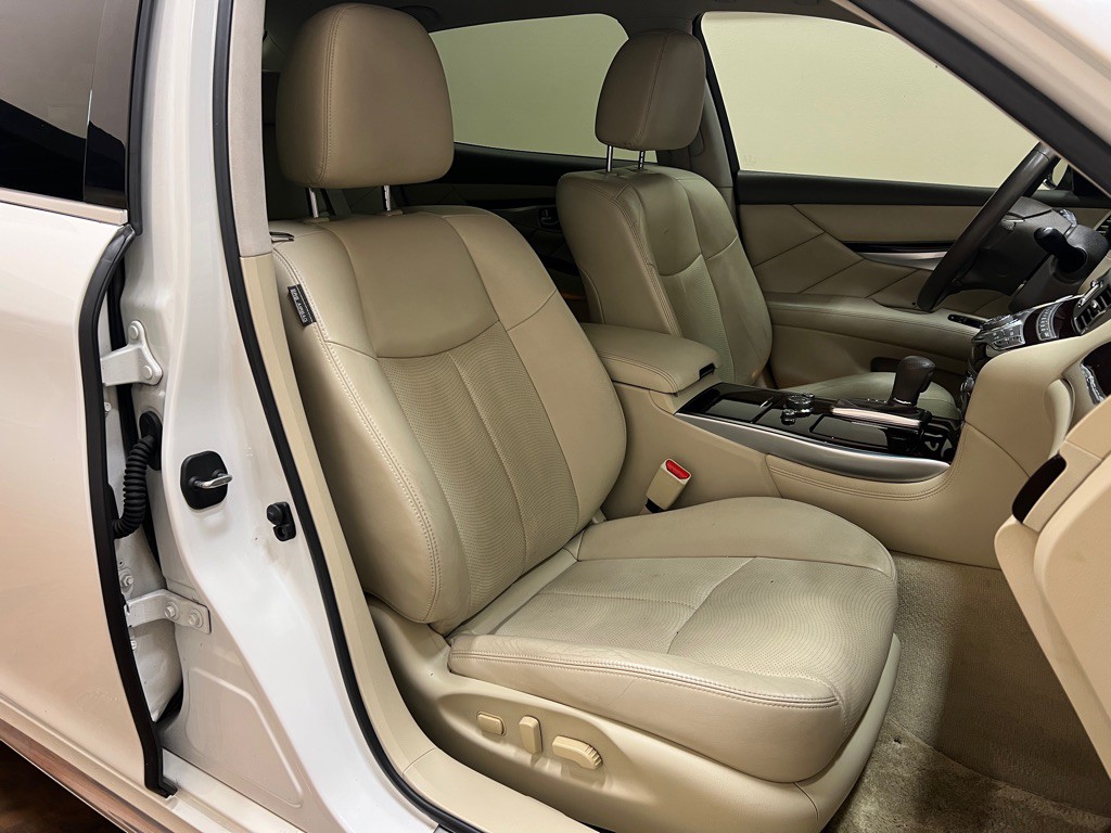 2016 INFINITI Q70 Image 37