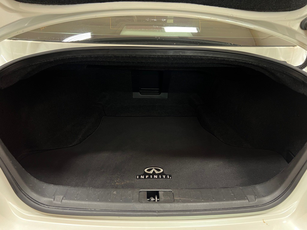 2016 INFINITI Q70 Image 38