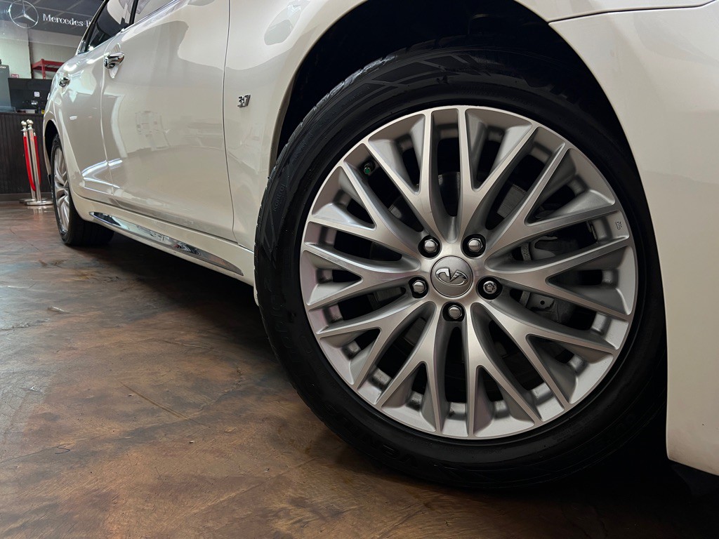 2016 INFINITI Q70 Image 42