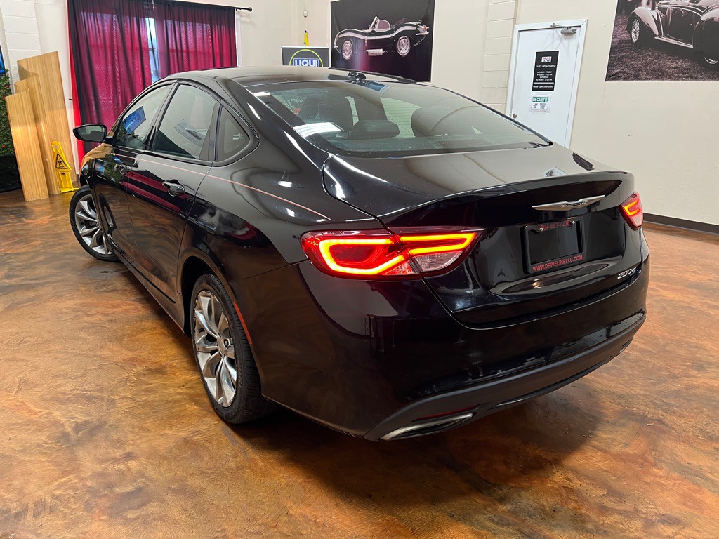 2016 Chrysler 200 Image 2