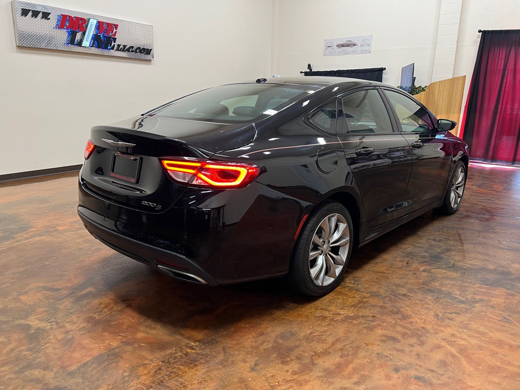 2016 Chrysler 200 Image 9