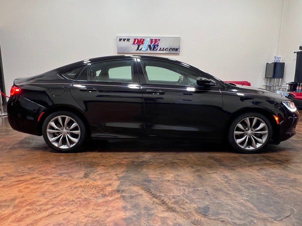 2016 Chrysler 200 Image 10