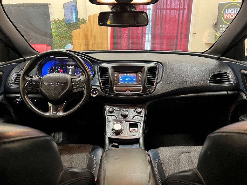 2016 Chrysler 200 Image 14