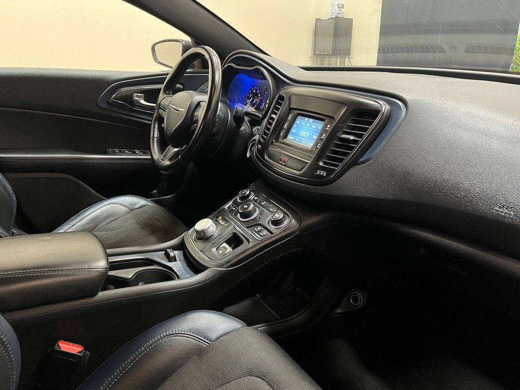 2016 Chrysler 200 Image 15