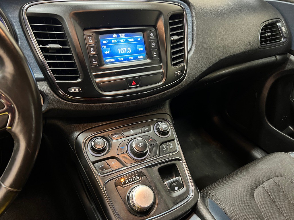 2016 Chrysler 200 Image 22