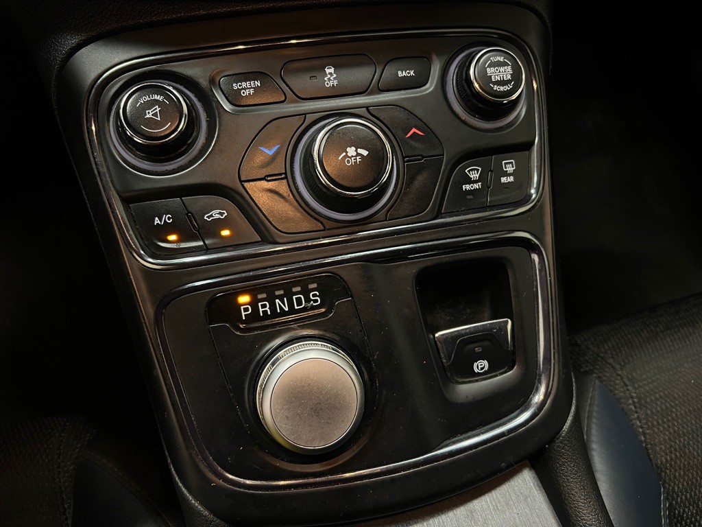 2016 Chrysler 200 Image 24